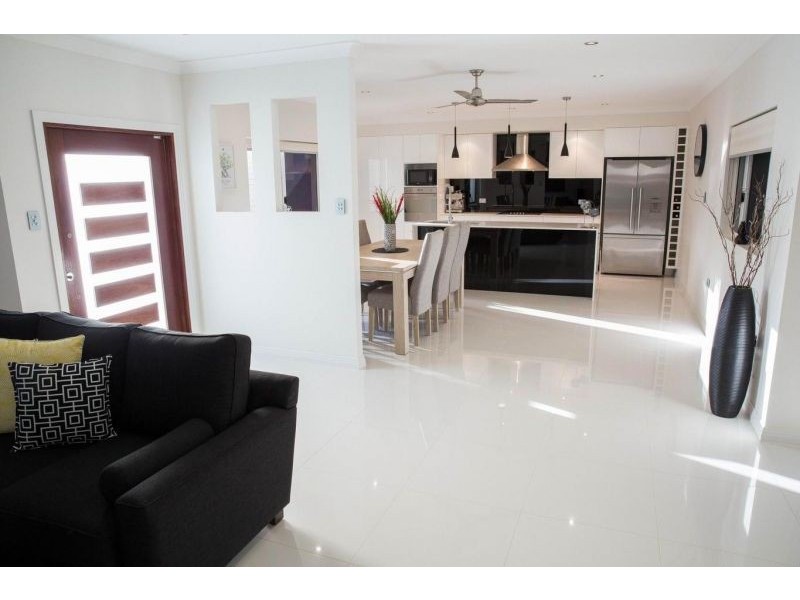 10 Jordan Close, Mooroobool QLD 4870
