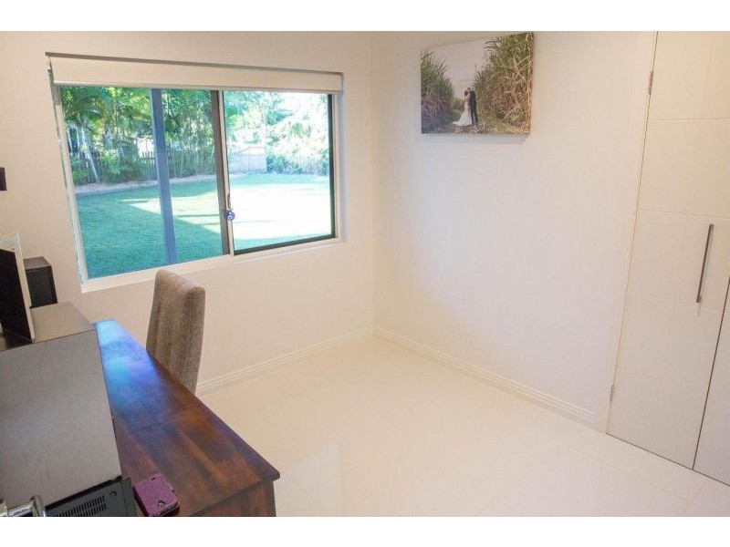 10 Jordan Close, Mooroobool QLD 4870