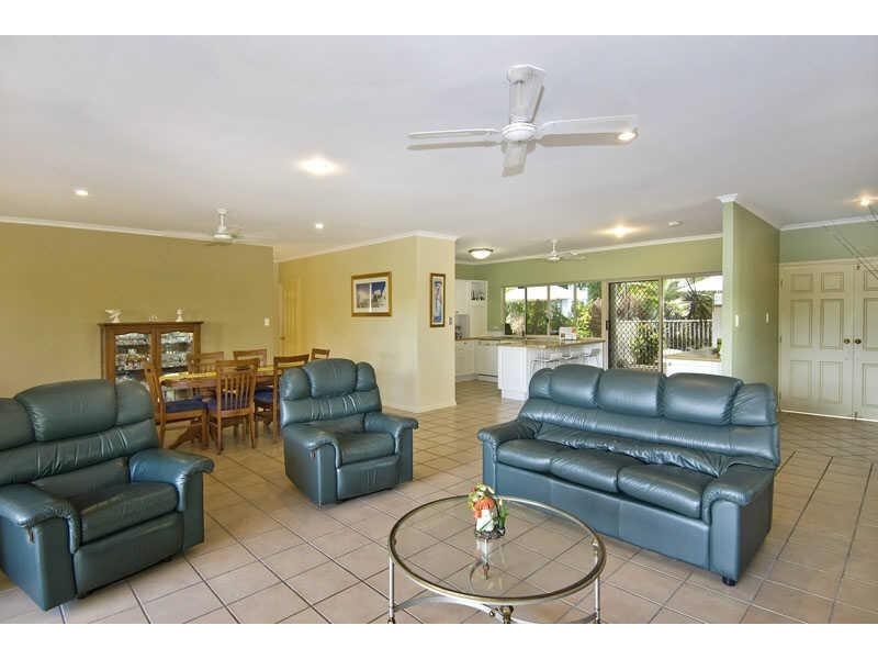17 Sommerville Crescent, Whitfield QLD 4870