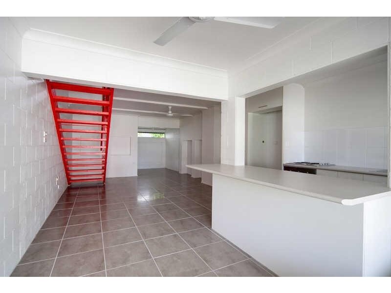 2/4 Crathern Close, Edge Hill QLD 4870