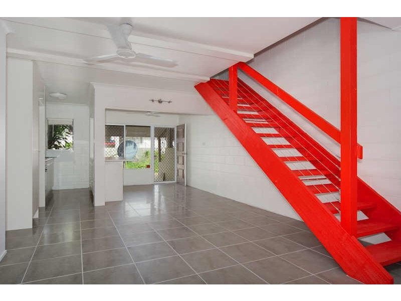 2/4 Crathern Close, Edge Hill QLD 4870