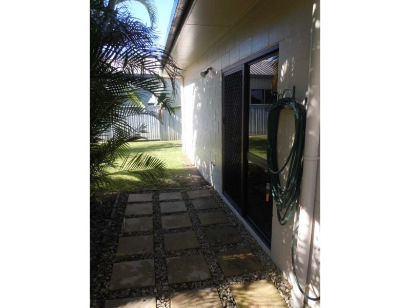2/2 Briggs Close, Whitfield QLD 4870