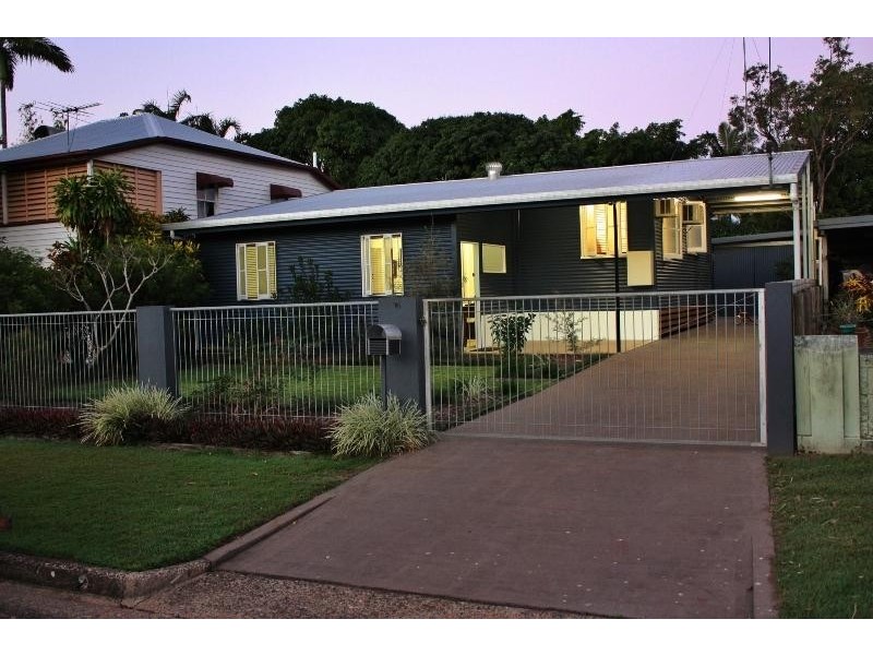 16 Hill Street, Manunda QLD 4870