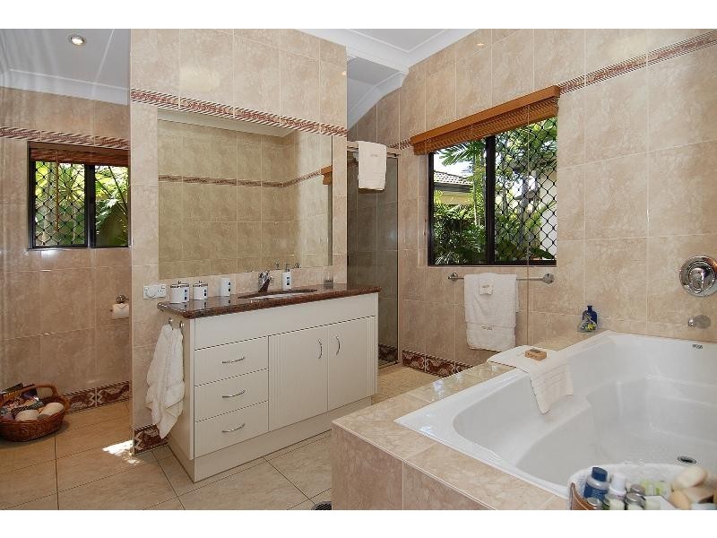 8 Vauclause Cl, Brinsmead QLD 4870