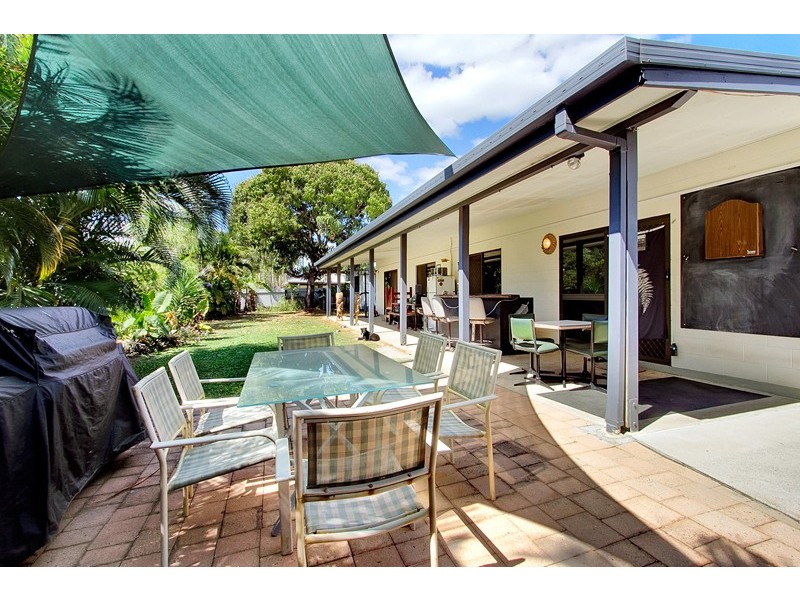 1 Bulolo Close, Trinity Beach QLD 4879