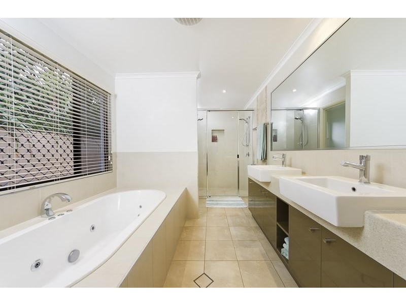 17 Rainbow Street, Kanimbla QLD 4870