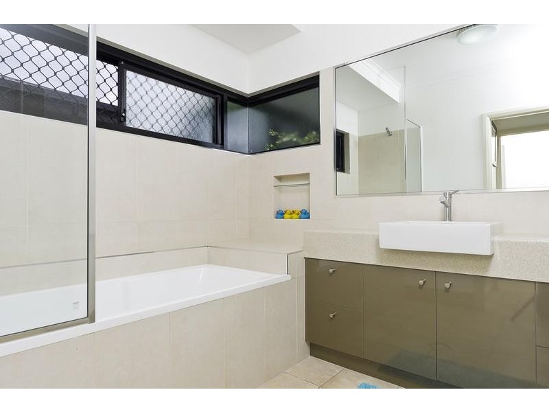 17 Rainbow Street, Kanimbla QLD 4870