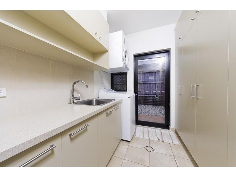 17 Rainbow Street, Kanimbla QLD 4870