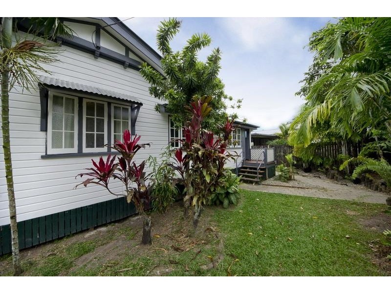 16 Miles Street, Manoora QLD 4870