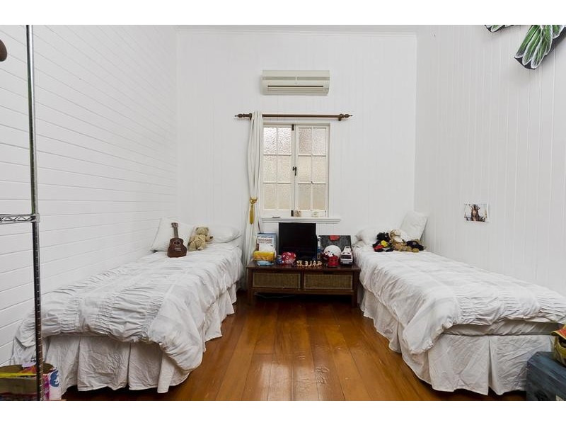 16 Miles Street, Manoora QLD 4870