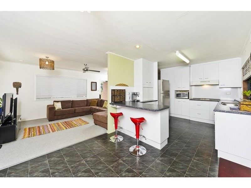 27 Kevin Street, Whitfield QLD 4870
