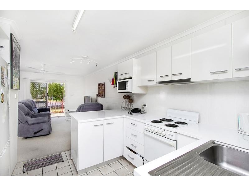 1/473 McCoombe Street, Mooroobool QLD 4870
