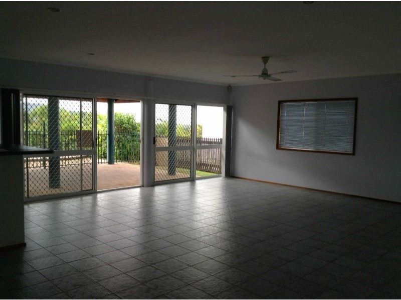 8 Rosemont Court, Mooroobool QLD 4870