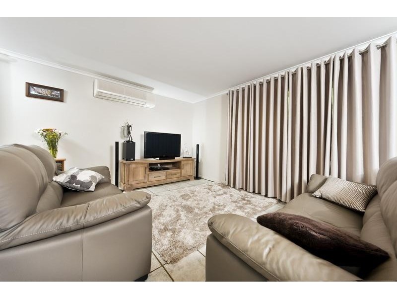 8 Holly Street, Mooroobool QLD 4870