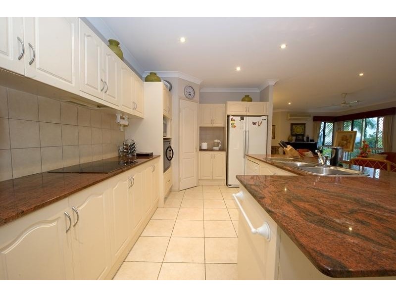 4A Leoni Close, Mooroobool QLD 4870