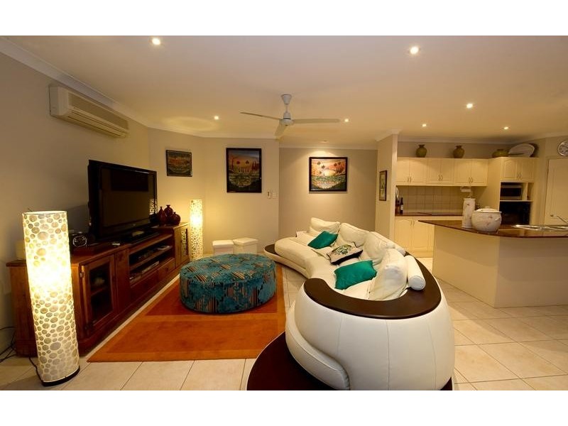 4A Leoni Close, Mooroobool QLD 4870