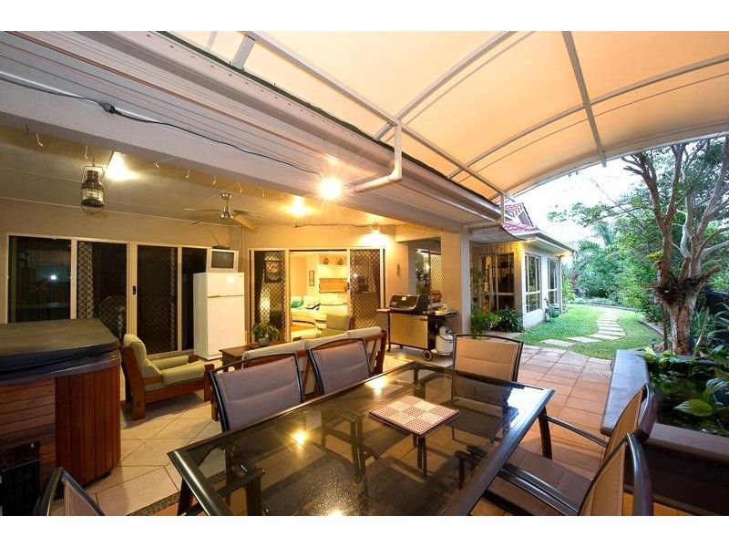 4A Leoni Close, Mooroobool QLD 4870