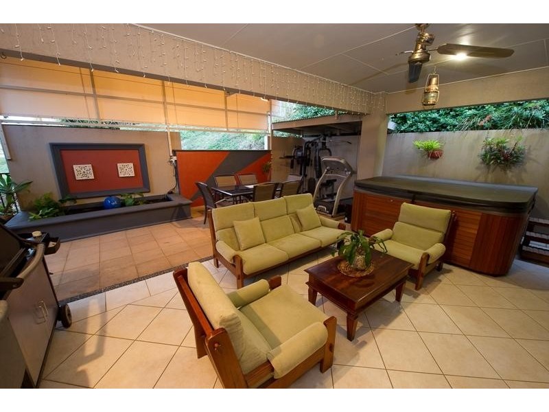 4A Leoni Close, Mooroobool QLD 4870