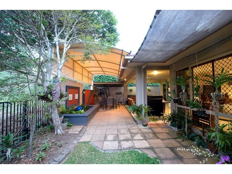 4A Leoni Close, Mooroobool QLD 4870