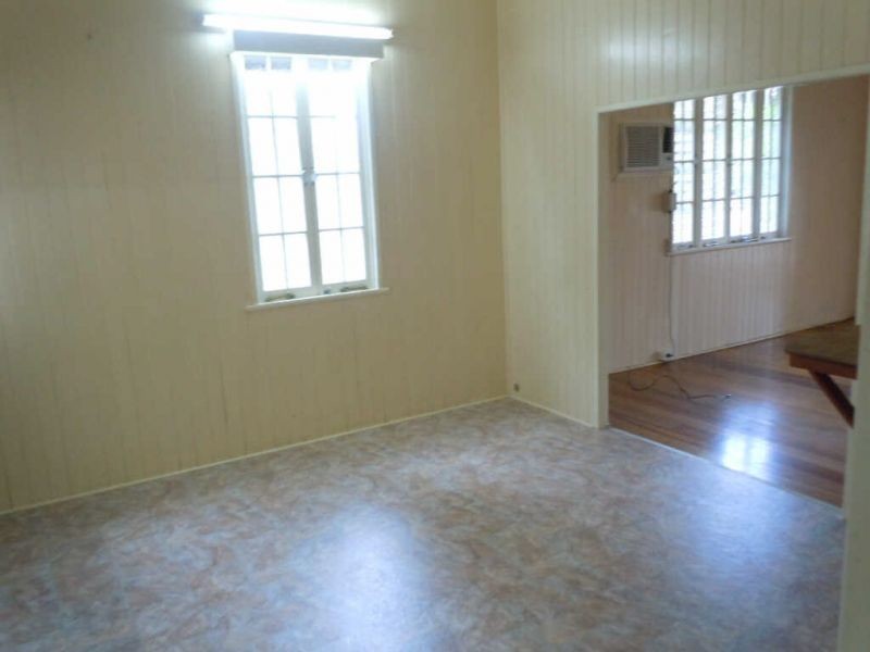 19 Law Street, Cairns North QLD 4870