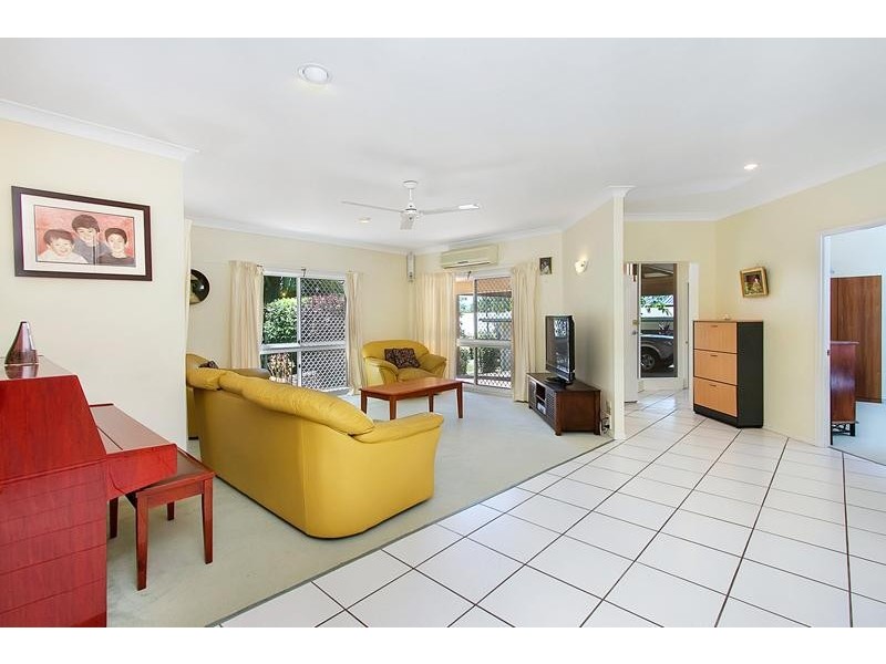 7 Redfern Place, Mooroobool QLD 4870