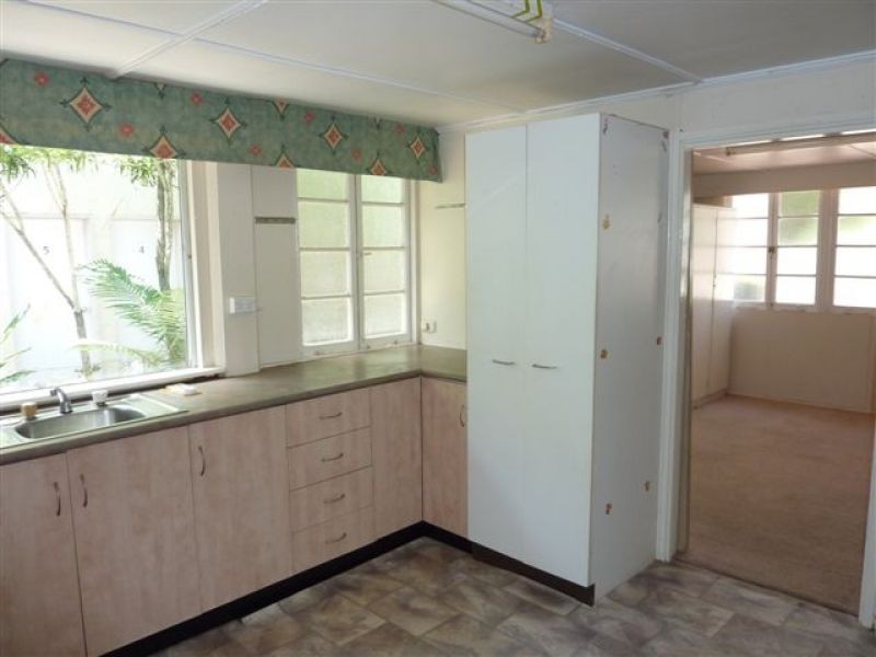 237 Lyons Street, Westcourt QLD 4870