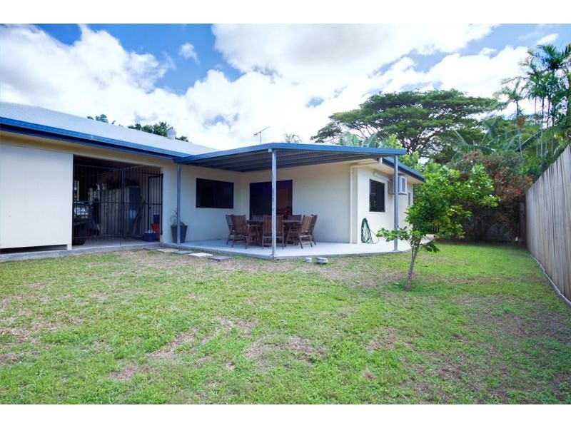 2/108 Callaghan Street, Mooroobool QLD 4870