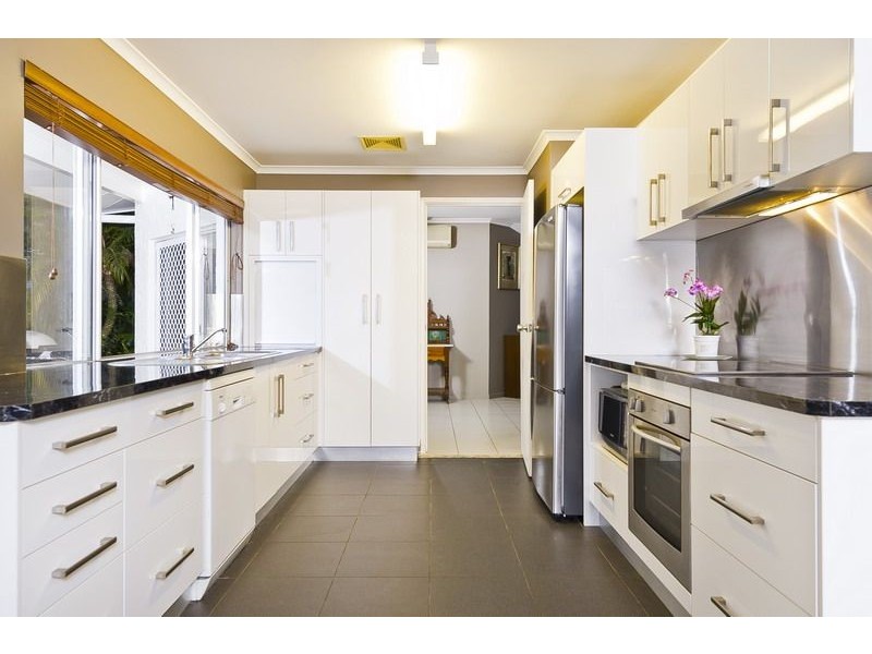 27 Strathmore Court, Mooroobool QLD 4870