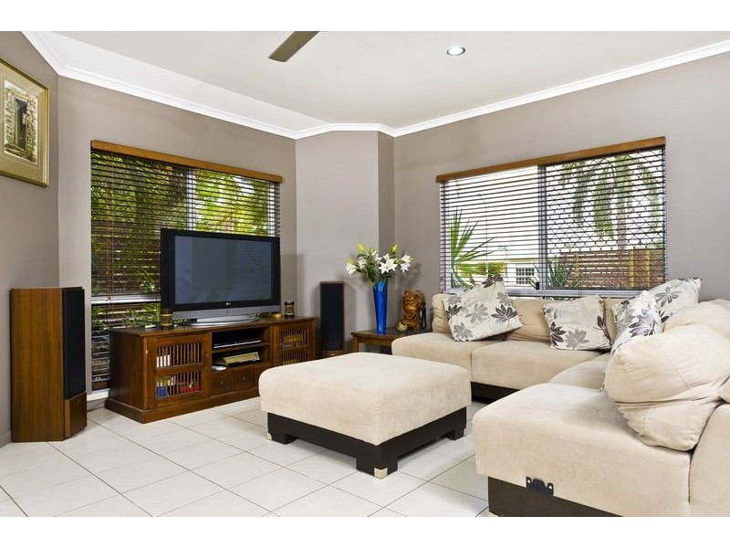 27 Strathmore Court, Mooroobool QLD 4870