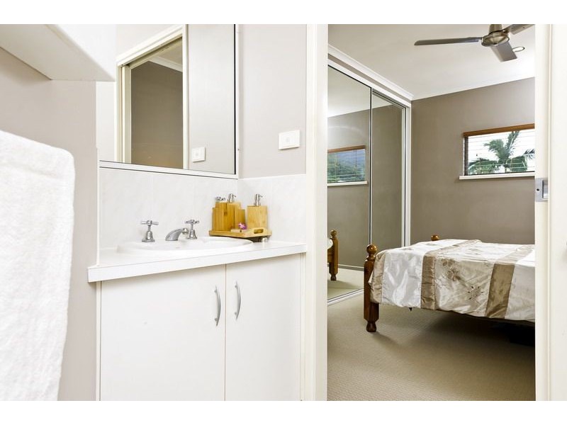 27 Strathmore Court, Mooroobool QLD 4870