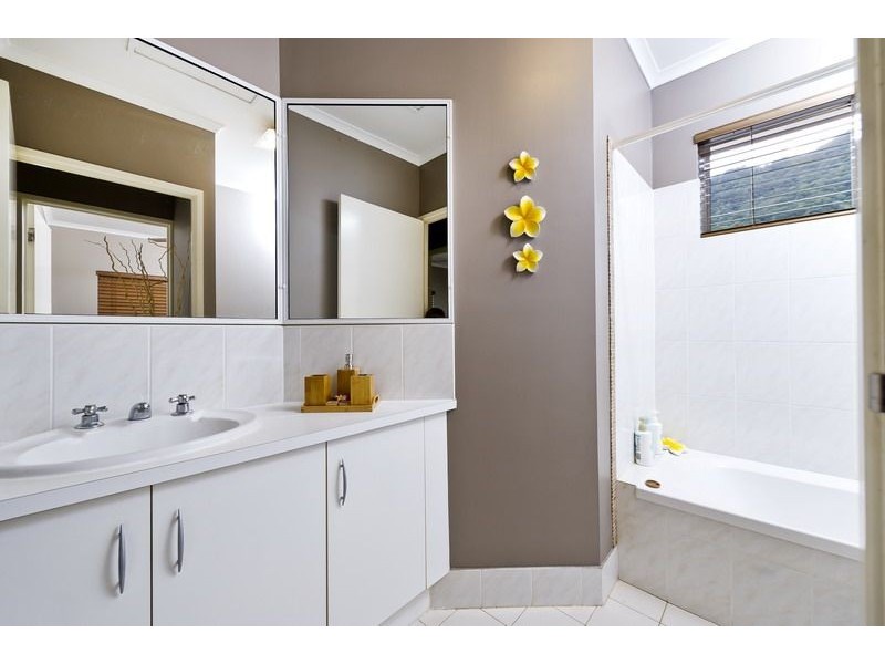 27 Strathmore Court, Mooroobool QLD 4870