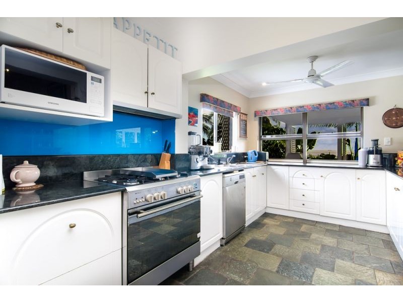 18 Hibiscus Lane, Holloways Beach QLD 4878