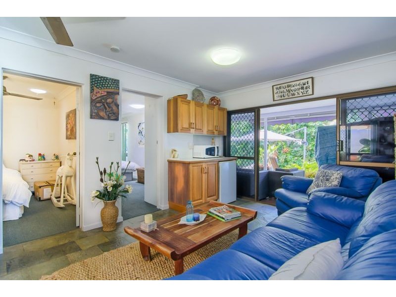 18 Hibiscus Lane, Holloways Beach QLD 4878