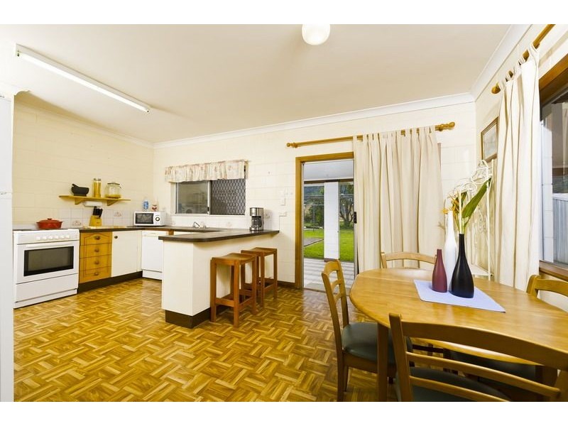 14 Lobelia Court, Mooroobool QLD 4870