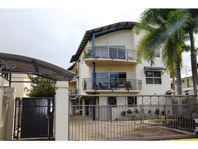 2/205 McLeod Street, Cairns North QLD 4870