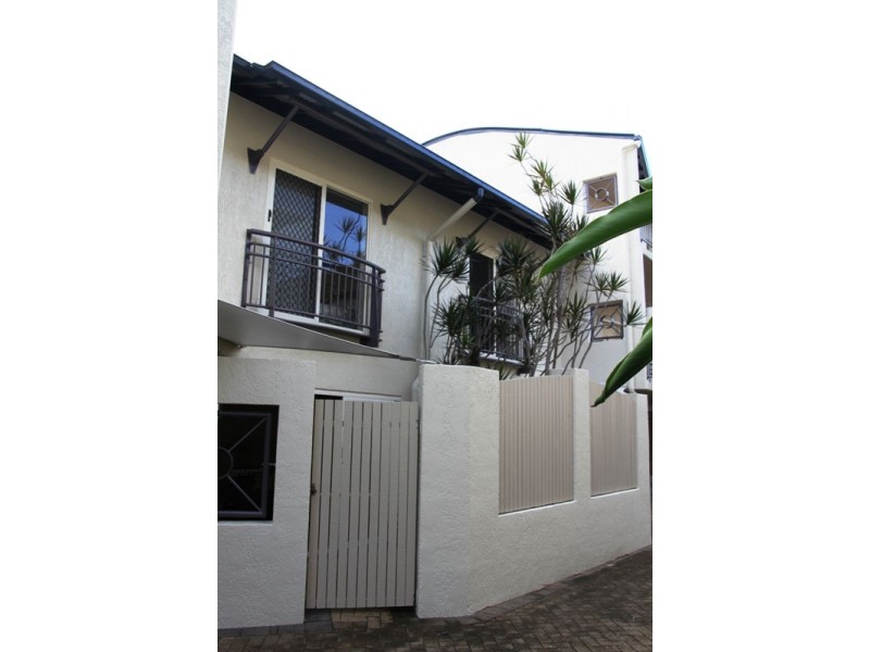 2/205 McLeod Street, Cairns North QLD 4870