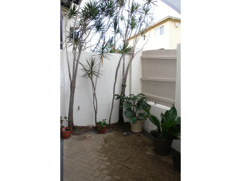 2/205 McLeod Street, Cairns North QLD 4870