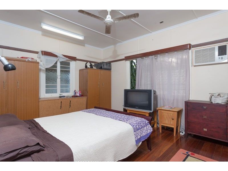 9 Murray Street, Manoora QLD 4870