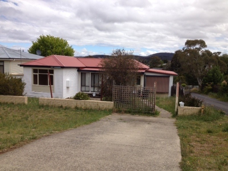 9  Bradley Street, Cooma NSW 2630