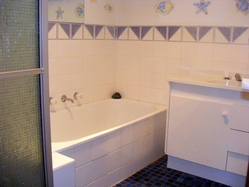 1 Goldberg Place, Bega NSW 2550