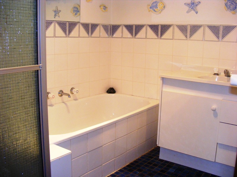 1 Goldberg Place, Bega NSW 2550