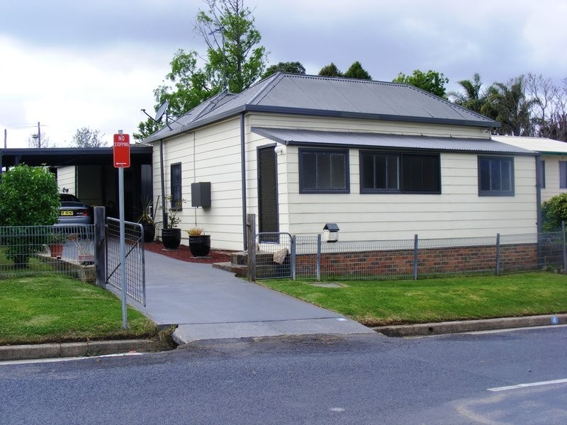 4 Minyama Parade, Bega NSW 2550
