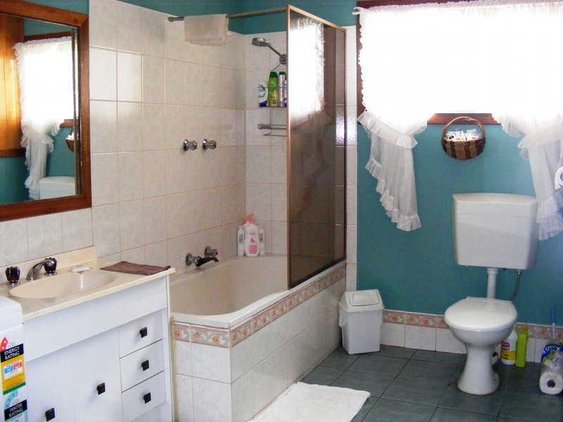 4 Minyama Parade, Bega NSW 2550