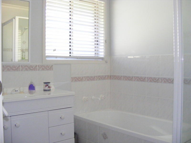 24 Thorn Hill Close, Bega NSW 2550