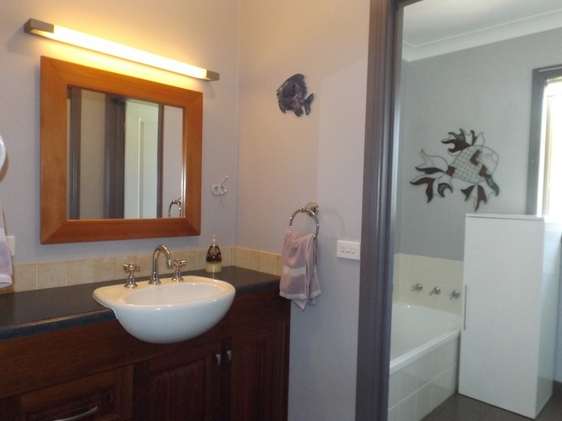 25 Emerald Crescent, Wallagoot NSW 2550