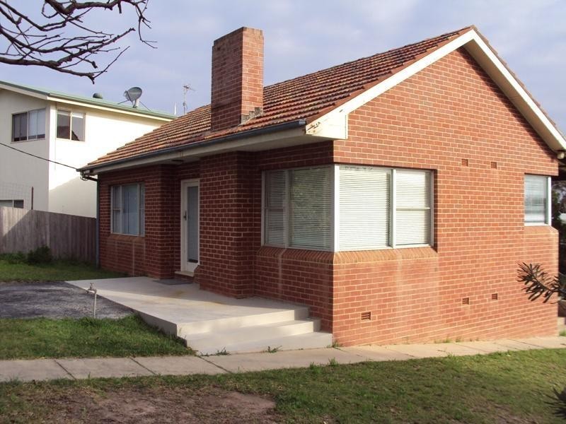 8 Lakeview Avenue, Merimbula NSW 2548