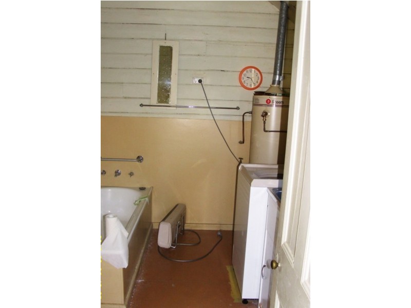 36 Bega St, Bega NSW 2550