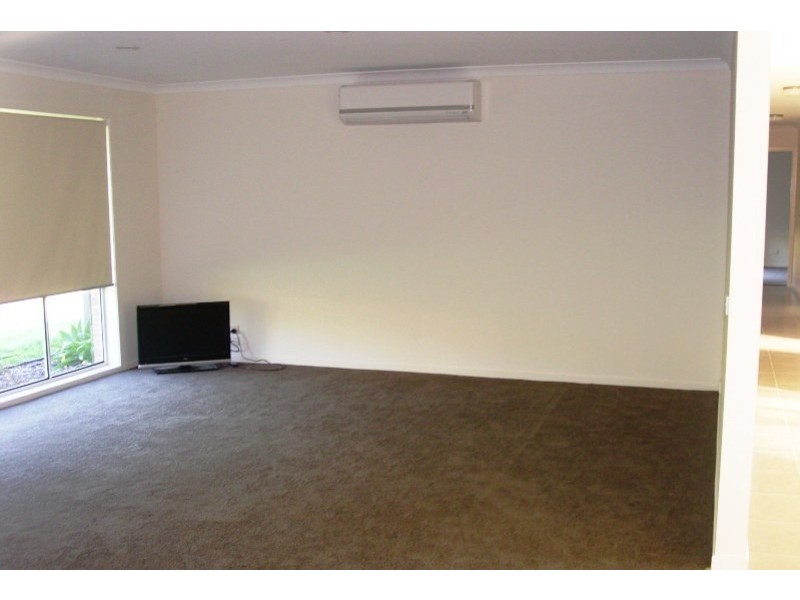 70 Glen Mia Dr, Bega NSW 2550