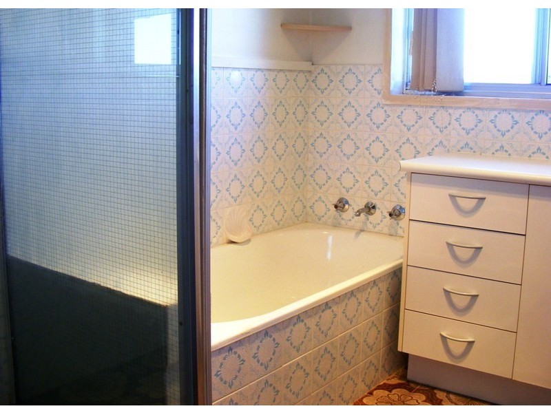 6 Tathra Rd, Bega NSW 2550