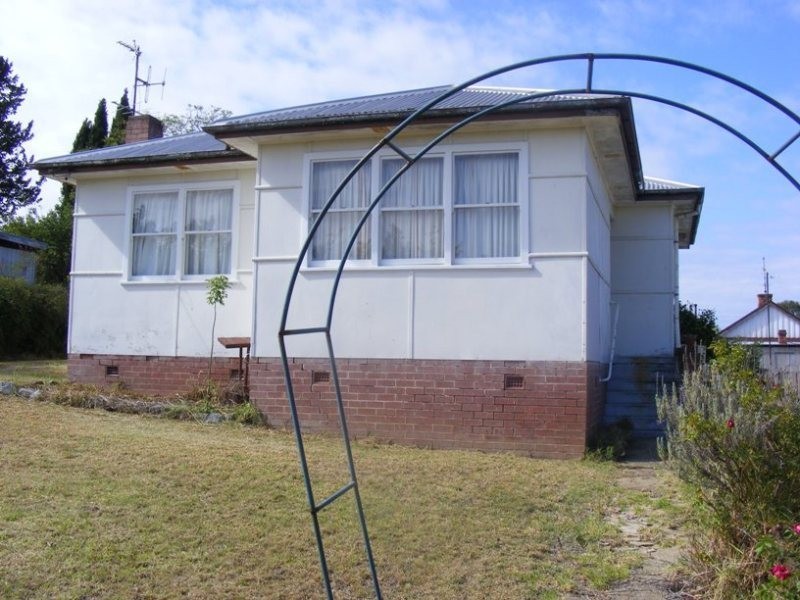 2 Bloomfield Avenue, Bega NSW 2550
